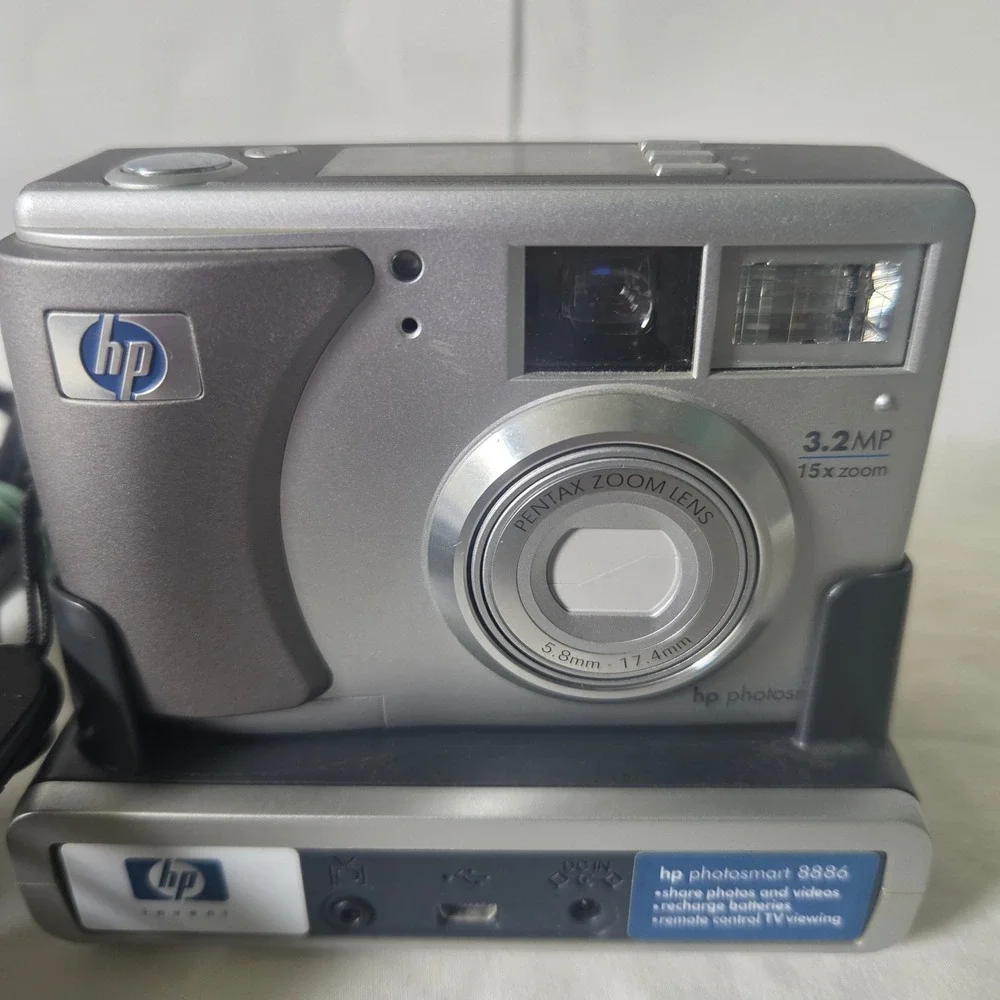 HP Photosmart 735 Digital Camera 3.2MP 15x Zoom Pentax Len with 8886 Dock Bundle
